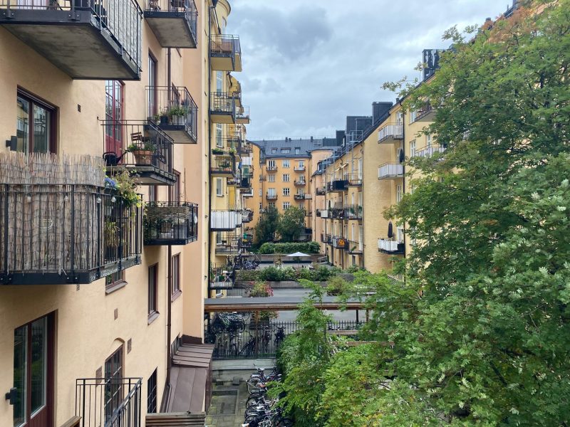 Bostadskvarter i Stockholm från mitten av 1900-talet, där gemensamma ledningssystem ofta delar schakt mellan flera fastigheter.